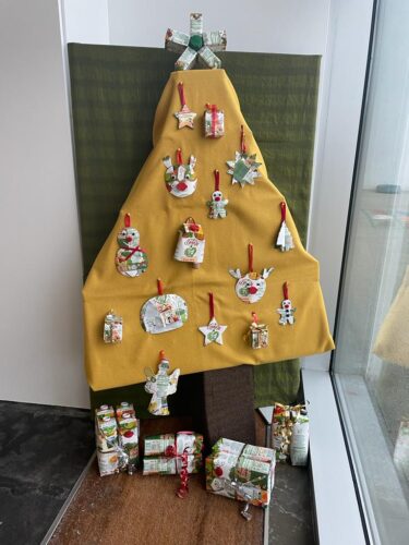 A árvore de Natal amarela da nossa escola é a mais bela!