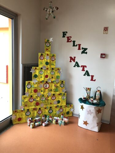 Árvore de Natal no espaço da escola