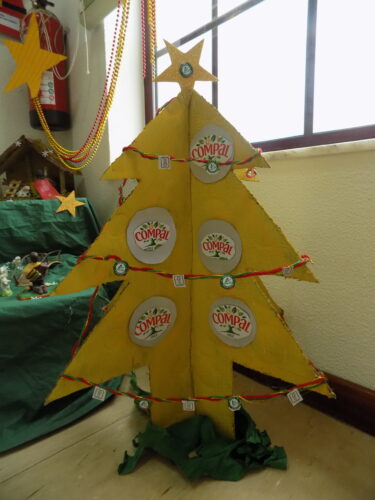 A arvore de natal amarela ficou no hall de entrada da nossa escola junto ao presépio e cartas ao pai natal onde diariamente passam as famílias e se faz o acolhimento das crianças.