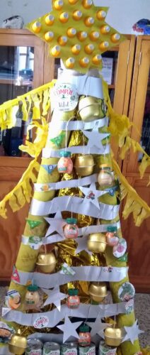 Estrela feita de cartão, pintada com guache amarelo e preenchida com cápsulas de café, de plástico e de cor amarela. Muitos enfeites alusivos à COMPAL.