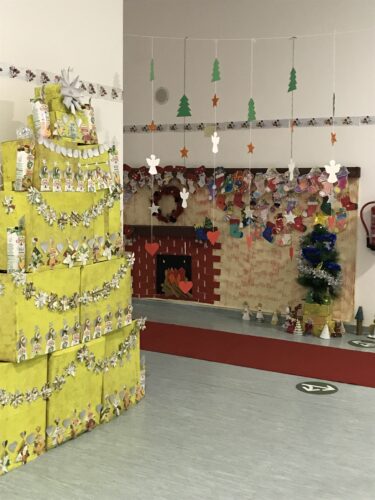 Árvore de Natal Amarela realizada com caixas de cartão e embalagens Tetrapak da Compal.