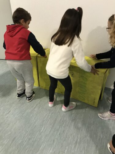 Após pintura das caixas as crianças organizaram-nas e começaram a construir a árvore.