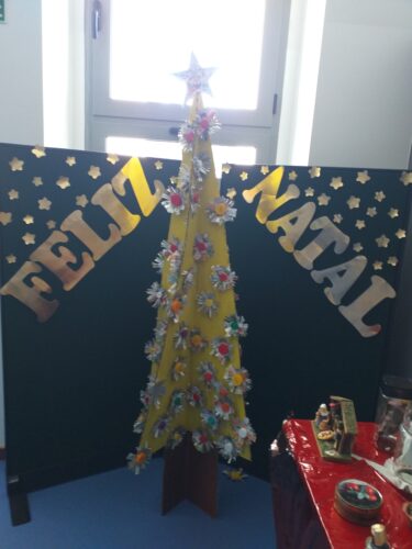 Trabalho final<br/>Árvore de Natal exposta no hall de entrada da escola.