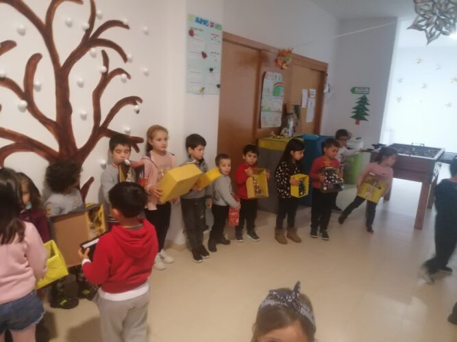 A árvore foi construída com a ajuda e participação de todas as crianças.