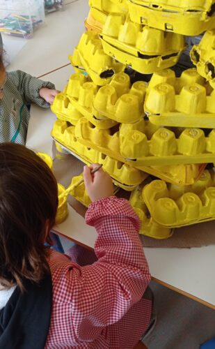 "Pintura das caixas de ovos"<br/>Os alunos pintaram as caixas de ovos de amarelo.