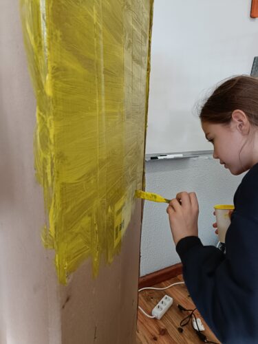 Pinheirinho Amarelo da Escola da Lagarteira<br/>Depois de montado, pintura do pinheiro com guache amarelo.
