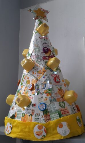 A árvore de Natal amarela depois de concluída a montagem.