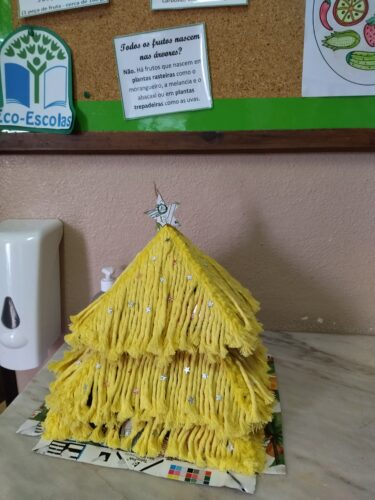 Árvore de Natal Amarela no espaço escolar para efeitos de trabalhos do Projeto Eco-Escolas.
