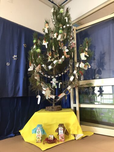 Natal na Veiga.<br/>Árvore de Natal instalada no Hall de entrada da Escola.