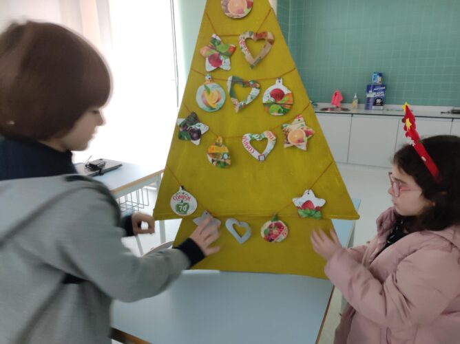 Fase de decoração da árvore com os motivos recortados pelos alunos.