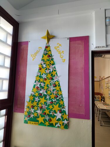 A Árvore de Natal amarela no espaço da escola.
