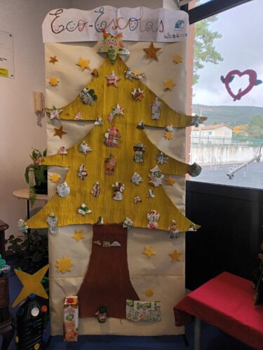 "Este Ano a Árvore de Natal é Amarela", desafio aceite e realizado. O resultado final foi colocado no átrio e entrada principal do Centro Escolar com vista para o exterior.