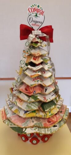 A Árvore de Natal, vestida pela Compal, na Biblioteca da Escola.