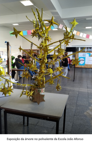 Fotografia da árvore de Natal Amarela no espaço escola - polivalente da escola JA