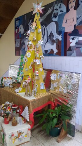 Árvore de Natal Amarela no recinto escolar da E.B. 2/3 de Vila d’Este decorada com enfeites natalícios com recurso a embalagens da Compal / Sumol.