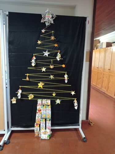 Árvore de Natal amarela no espaço escola.
