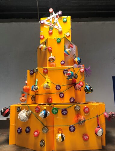 A nossa árvore de Natal amarela ficou no refeitório onde foi admirada por todos.