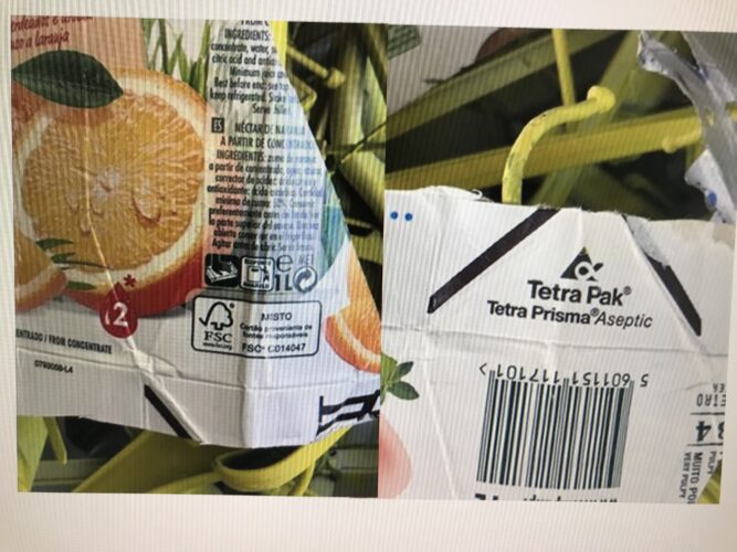 Símbolos FSC e Tetrapak das embalagens de Compal utilizadas na Árvore Amarela.