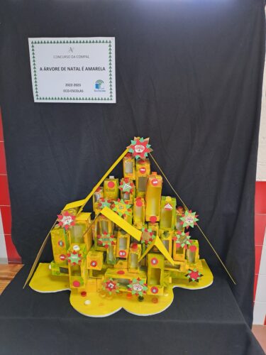 Árvore de Natal amarela- Identificação do desafio da Compal e exposição da árvore criada pela escola Básica e Secundária Alfredo da Silva.