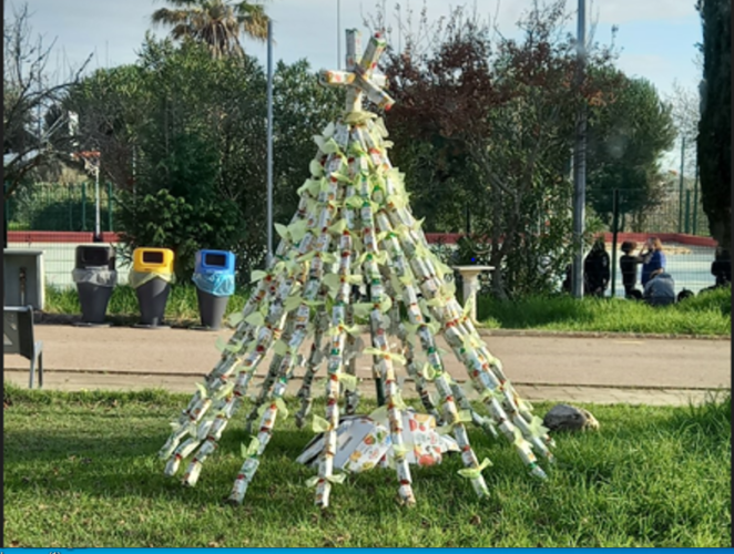 Árvore de Natal Amarela no espaço exterior da Escola Aquilino Ribeiro