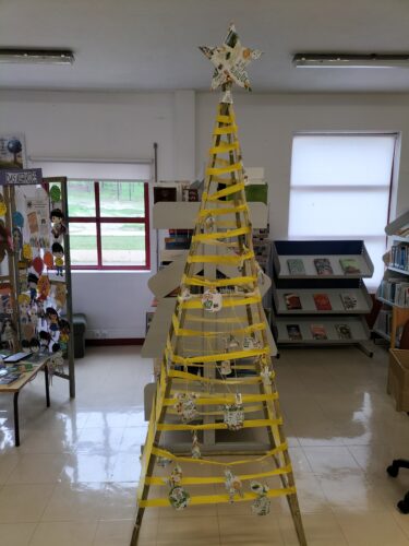 Árvore de Natal Amarela na Biblioteca escolar