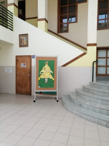 A Árvore Amarela ficou exposta durante o mês de dezembro, no átrio, entre a entrada para o refeitório e a entrada principal que dá acesso às salas de aula.
