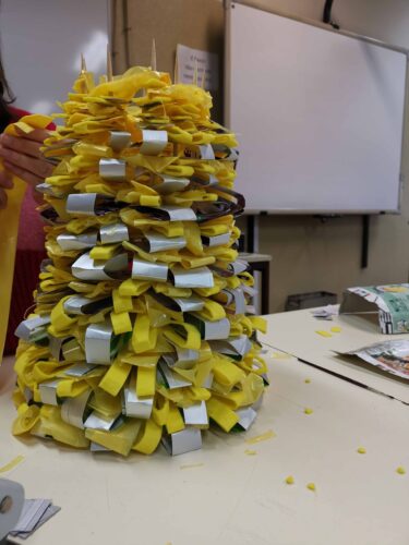 A estrutura da árvore foi feita em camadas alternadas de tecido de esfregona, saco plástico amarelo e tiras de embalagens de Compal, de modo a dar volume e forma à árvore.