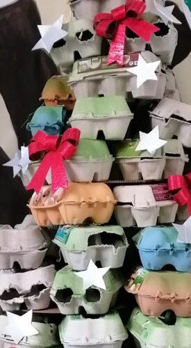 Não temos os símbolos FSC e Tetrapak, como abaixo se explica, as turmas optaram pelas caixas de ovos para a construção da Árvore de Natal, pois os alunos seriam obrigadas a consumir, antes do Natal, muitos produtos Tetra Pak para a árvore.