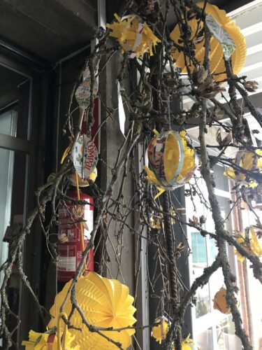 "A Compal está na árvore de Natal"- Decorou-se a árvore com bolas e folhas elaboradas a partir de pacotes de sumo da "Compal" de diversos tamanhos.