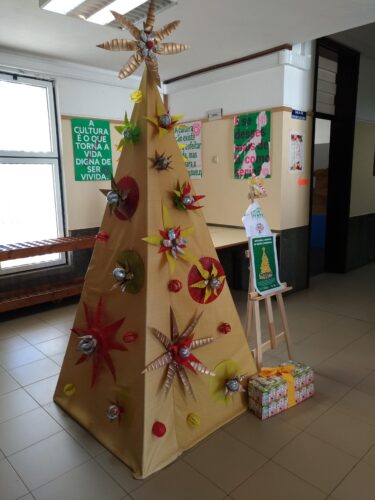 Árvore de Natal Amarela, colocada no átrio principal do 1º piso da escola, realizada em articulação com 2º e 3º ciclos.