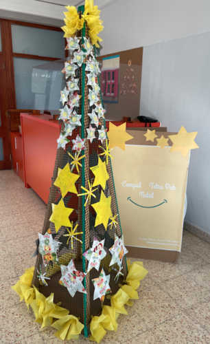 Árvore de Natal na entrada da Escola