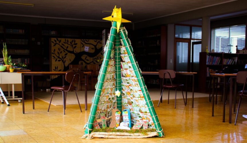 Árvore de Natal apresentada na Biblioteca Escolar, espaço amplamente visitado alunos e por muitos outros elementos da comunidade educativa.