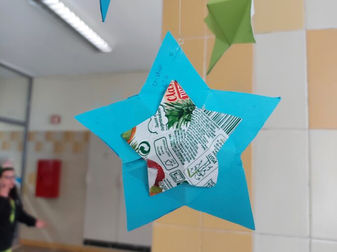 Decoração de Natal- Estrelas de Natal com material das embalagens Tetra Pak da Marca Compal.