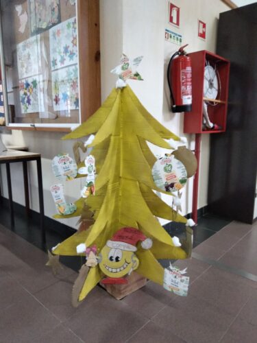 Expoisção da "Árvore de Natal Amarela", no espaço escola.