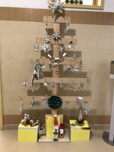 Árvore de Natal Amarela decorada com enfeites criados pelos alunos do 7º ano a partir de embalagens da Compal