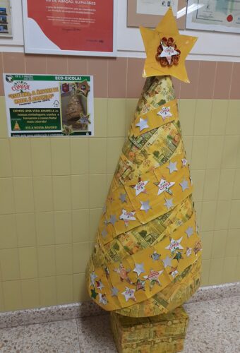 A nossa árvore amarela está exposta num dos principais corredores da escola ao lado de um poster descritivo do passatempo "Este ano o Natal é Amarelo", juntamente com o agradecimento de colaboração e criatividade que encontramos por parte dos alunos.