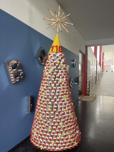 Árvore de Natal "COMPAL" - elaborada com embalagens Tetra Pak