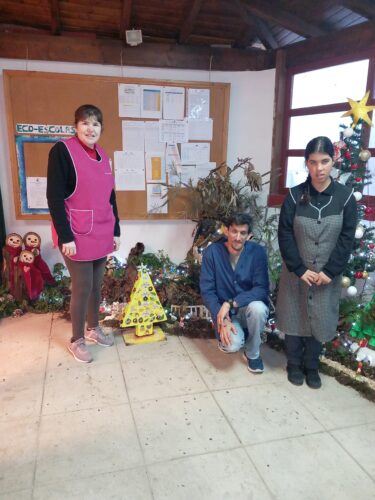Utentes da Instiuição com a "Árvore Amarela" junto das decorações natalícias do espaço.