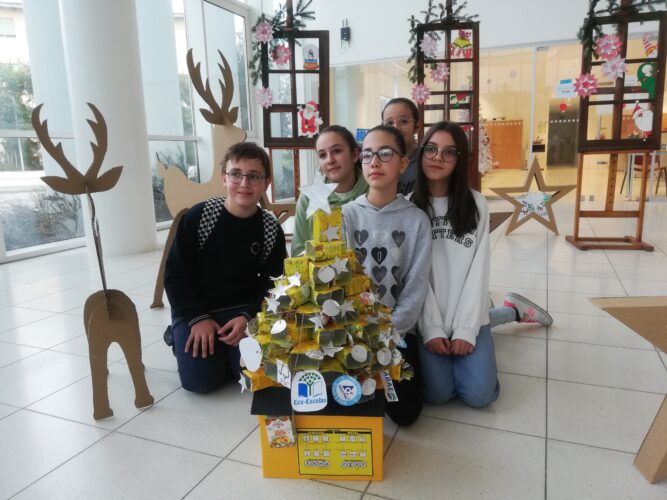 Árvore de Natal Amarela colocada no átrio de entrada da ESMF e alguns dos alunos que participaram na sua construção