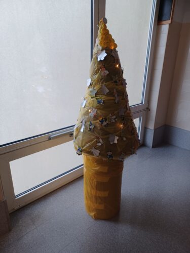 A árvore de Natal amarela no espaço da Escoola