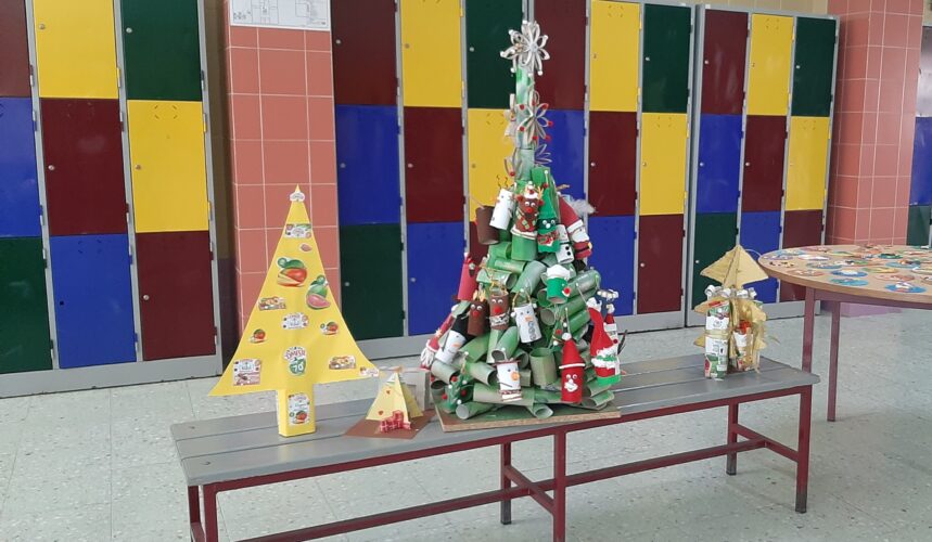 Exposição de árvores de Natal feitas com materiais reciclados.