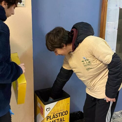 "Brigadas Eco-Escolas na recolha de embalagens"<br/>A equipa das Brigadas Eco-Escola esteve presente em todo o projeto nomeadamente na fase da recolha e limpeza de embalagens da Compal.