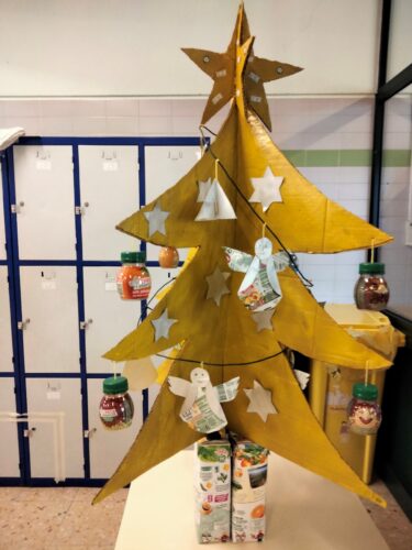 Exposição da Árvore de Natal Amarela no átrio principal da Escola Básica de Aradas.
