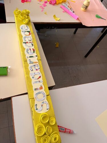 As letras serviram para escrever palavras solidárias, coladas sobre fundo amarelo, relembrando o ecoponto amarelo. reutilizamos materiais já existentes na escola e reciclamos outros.