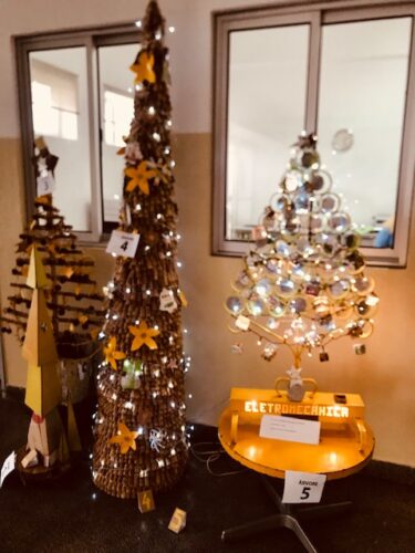 Árvore de Natal, integrada em espaço escolar no dia da votação para seleção, concurso interturmas e interdisciplinar lançado pelo conselho Eco Escolas a todas equipas de professores.