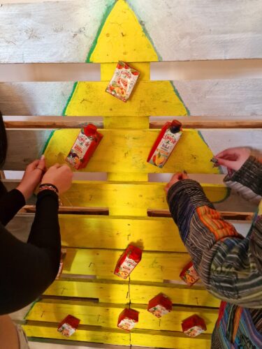 A árvore está em grande destaque na decoração de Natal da Escola, tendo-se conseguido através da reutilização de materiais e a separação das embalagens realizado uma árvore de natal.