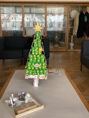 Foto da Árvore de Natal amarela no espaço da Escola Secundária Mário Sacramento.
