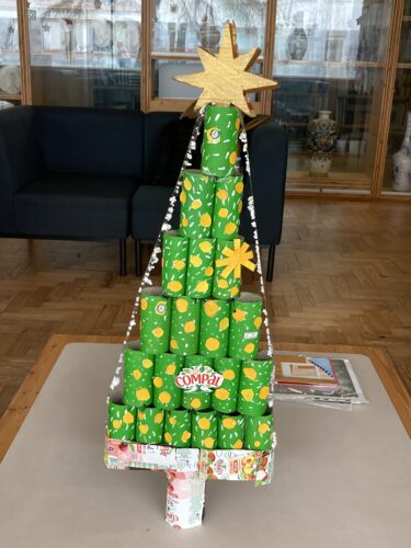 Foto da Árvore de Natal amarela com pormenor.