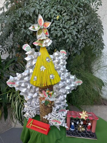 Árvore de Natal Amarela, exposta na entrada da Escola Básica do Vale de S.Torcato.