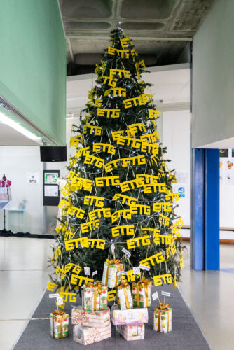 Árvore de Natal amarela no átrio da nossa escola.